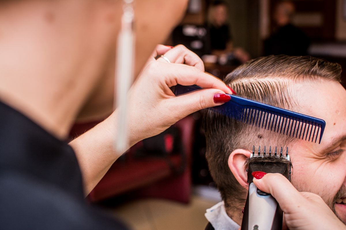 Barber w Kaliszu przy pracy. Precyzyjne strzyżenie męskie z Fade i stylizacją. Profesjonalne usługi FORMEN Barbershop Kalisz.