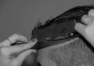 Od eleganckiego Side Part i Pompadour po swobodny Quiff – dopasowujemy styl do Twojej twarzy i potrzeb